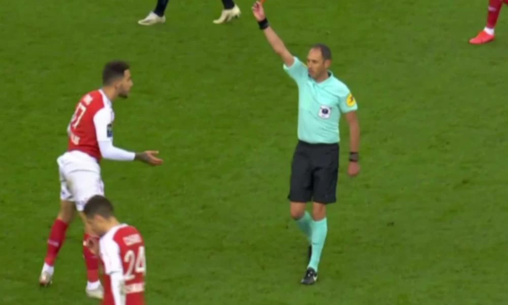 Ο Τάσος Δώνης αποβλήθηκε μετά από μόλις 8 λεπτά αγώνα!